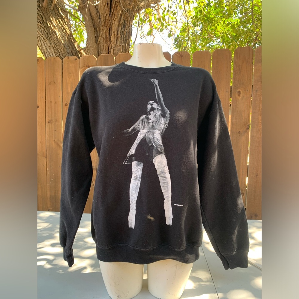 Rare!! Ariana Grande Sweetener Tour sweatshirt size Medium.